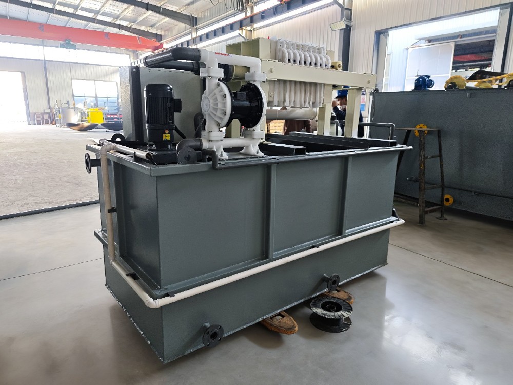 絮凝压滤一体机：塑料清洗废水污泥的高效处理方案及应用效果